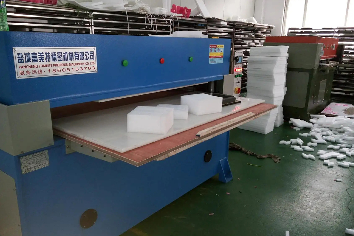 裁斷機(jī)生產(chǎn)車間一角